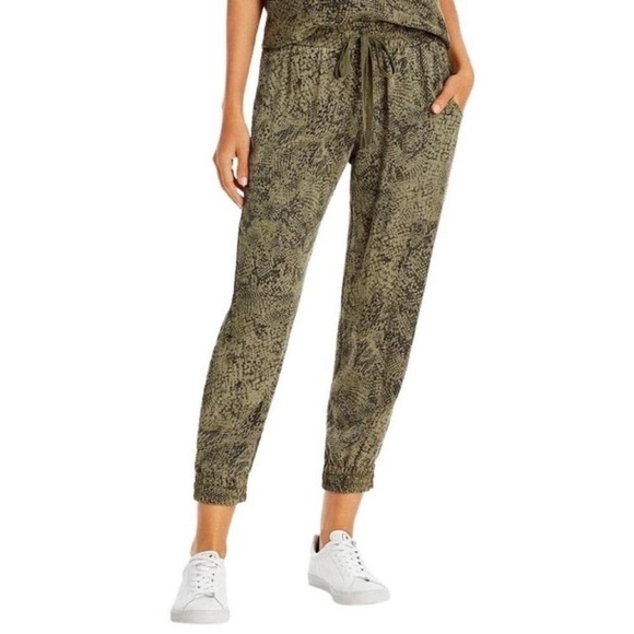 Bella Dahl Pants - NWT Bella Dahl Print Pocketed Jogger Pants Cactus Green M Snake